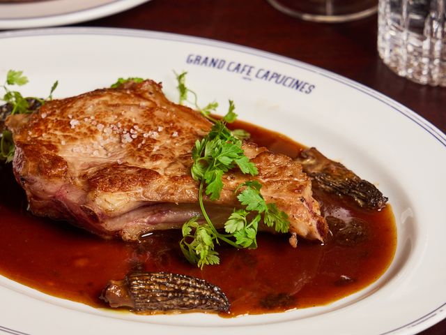 Le Grand Café Capucines Côte de veau français aux morilles