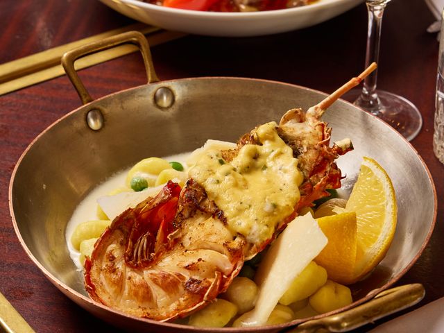 Le Grand Café Capucines Homard entier grillé